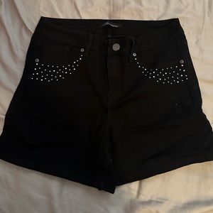 Fun cute shorts with a little bling in the wrong.Size M-L